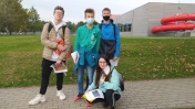 Uczniowie biorący udział w projekcie: Być jak Ignacy na tle basenu na Piaskach w Legionowie.