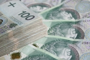 Na zdjęciu banknoty w nominale 100 złotowym.