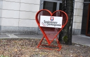 Na zdjęciu instalacja w kształcie serca służąca do zbierania nakrętek