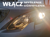 Na zdjęciu reflektor samochodowy, powyżej napis: Włącz myślenie - oświetlenie.
