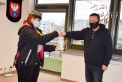 Na zdjęciu od lewej przedstawicielka legionowskiego ZHP przekazująca lampion prezydentowi Romanowi Smogorzewskiemu