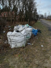Na zdjęciu śmieci w dużych workach pozostawione na niezamieszkałych działkach