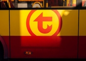 Logo Warszawskiego Transportu Pasażerskiego na autobusie.