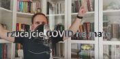 Nauczyciel Ariel Dziergas. NNa zdjęciu napis - rzucajcie COVID ma matę.