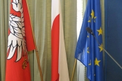 Flagi: Sejmik Województwa Mazowieckiego, Polski oraz Unii Europejskiej.