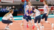 Zawodniczki - Juniorki LTS Legionovii grające w hali DPD Arenie Legionowo w siatkówkę.