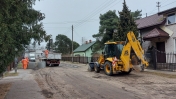 Prace budowlane na ul. Skorupki w Legionowie, na pierwszym tle koparka
