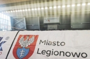 Zdjęcie oświetlenia wewątrz Areny Legionowo. Na pierwszym planie grafika z napisem Miasto Legionowo