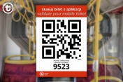 Grafika z QR kodem, w tle wnętrze autobusu.