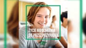 Grafika z napisem - Życie nie odmienia się przez przypadek. W tle uśmiechnięta uczennica.