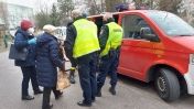 Na zdjęciu strażnicy miejscy wraz z OSP pomagają seniorom w transporcie do punktu szczepień