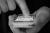 Na zdjęciu telefon trzymany w dłoniach
