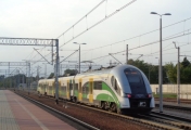 Pociąg w barwach Kolei Mazowieckich.