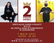Z lewej strony dziewczyna, po środku logo Królewskiej dwójki, z prawej chłopak.