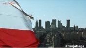 Flaga, w tle widok na Warszawę i Pałać Kultury
