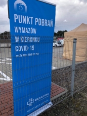Roll-up z napisem - Punkt pobrań wymazów wkierunku Covid-19.