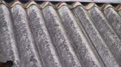 Dach z eternitu zawierający groźny dla człowieka azbest.