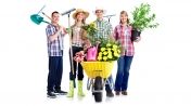 Cztery osoby - dwóch mężczyzn, dwie kobiety - trzymający narzędzia ogrodnicze i rośliny.
