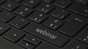 Na zdjęciu klawiatura, na jednym z klawiszy napis - webinar.