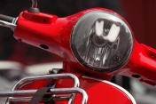 Na zdjęciu zbliżenie na lampę skutera Vespa.