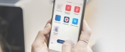 Smartfon z włączoną aplikacją mObywatel.