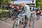 Stoisko Straży Miejskiej, na którym strażnicy dokonują przeglądu rowerów.