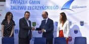 Na zdjęciu moment po podpisaniu projektem „Twój piec – nasze powietrze”