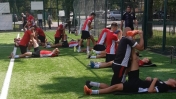 Na zdjęciu zawodnicy rozciągający się przed treningiem