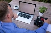 Na zdjęcia osoba pracująca na laptopie