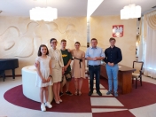 Na zdjęciu legionowscy stypendyści, Zofia Stafiej na samym środku
