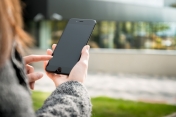 NA zdjęciu kobieta trzymająca telefon