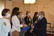 Na zdjęciu Przewodnicząćy Rady Miasta Legionowo wraz z mianowanymi nauczycielami