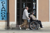 Na zdjęciu osoba na wózku wraz z opiekunem
