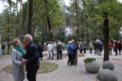 Potańcówka w Parku Zdrowia. Seniorzy tańczą.