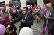 Na zdjęciu prezydent miasta Roman Smogorzewski z uczestnikami marszu