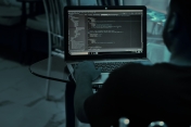 Osoba kodująca na laptopie