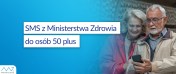 Na zdjęciu seniorzy z telefon. Napis - SMS z Ministerstwa Zdrowia do osób 50 plus