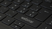 Na zdjęciu klawiatura, na przycisku napis webinar