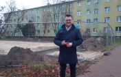 Osaoba, w tle plac budowy na którym powstanie boisko