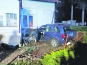Rozbity samochód w ścianie domu