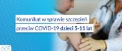 Grafika z napisem - Komunikat w sprawie szczepień przeciw Covid-19 dzieci 5-11 lat, w tle lekarz szczepi dziecko