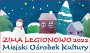 Dziecięcy rysynek z domkami, drzewami i bałwanem, wszystko w śniegu