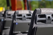 Oparcia siedzeń w autobusie