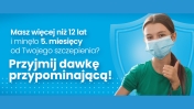 Napis - Przyjmij dawkę przypominającą! Z prawej strony dziecko w maseczce i uniesionym kciukiem do góry