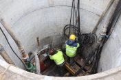 Dwóch budowlańców w betonowej studni