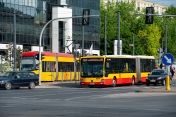Pojazdy na skrzyżowaniu, w tym autobus i tramwaj WTP