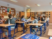 Grupa uczniów w klasie