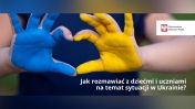 Ręce ułożone w kształcie serca, na nich kolory ukraińskiej flagi