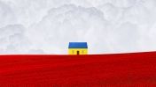 Dom w barwach ukraińskiej flagi na tle chmur i maków reprezentujących barwy polskiej flagi