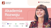 Uśmiechająca się kobieta; napis - Akademia Rozwoju - rozwój przez działanie